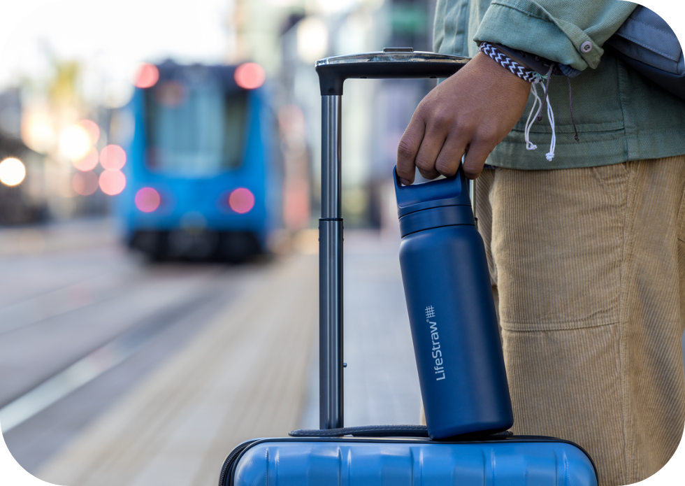 Granatowa butelka LifeStraw Go Steel Aegean Sea w&nbsp;górach